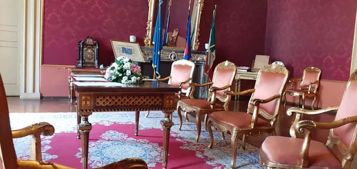 sala delle cerimonie del comune per matrimonio civile tra cittadini stranieri