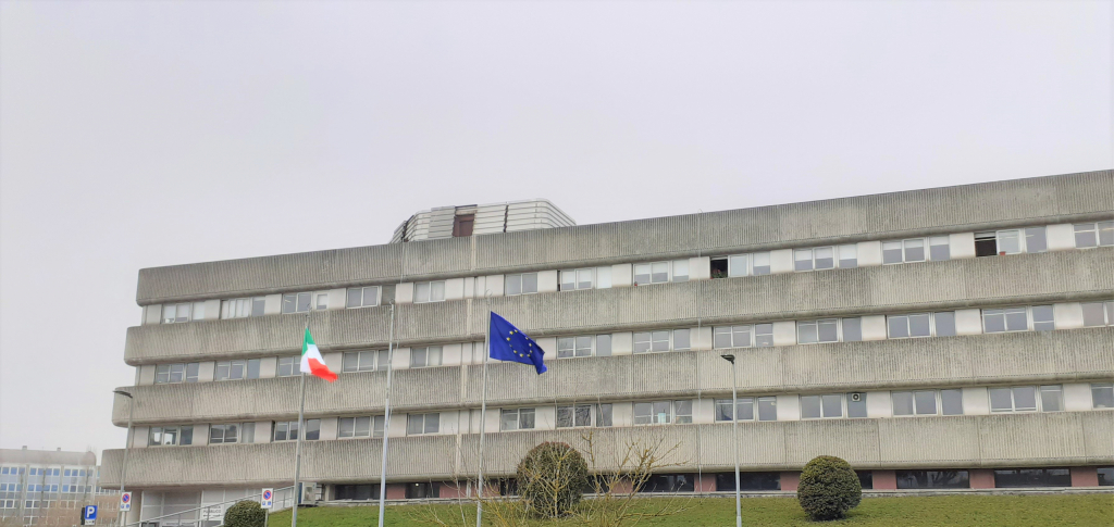 Palazzo della Giustizia edificio con bandiere italiana e europea