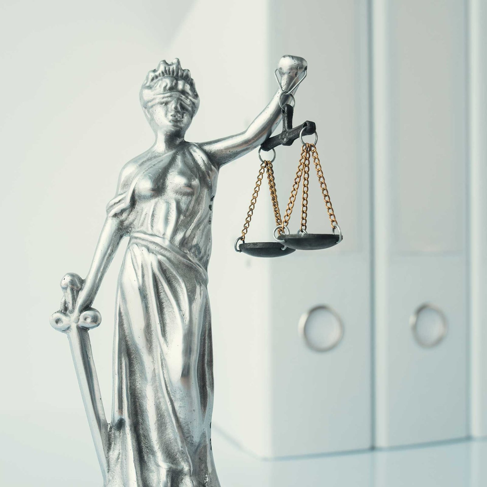 statuetta della giustizia con la bilancia